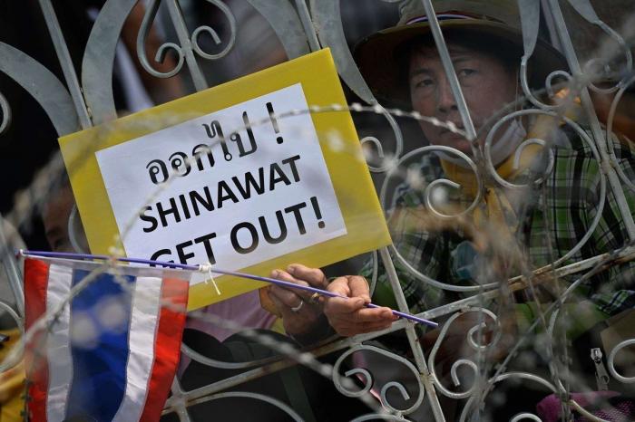 El primer ministro tailandés rocía gel hidroalcohólico a los periodistas