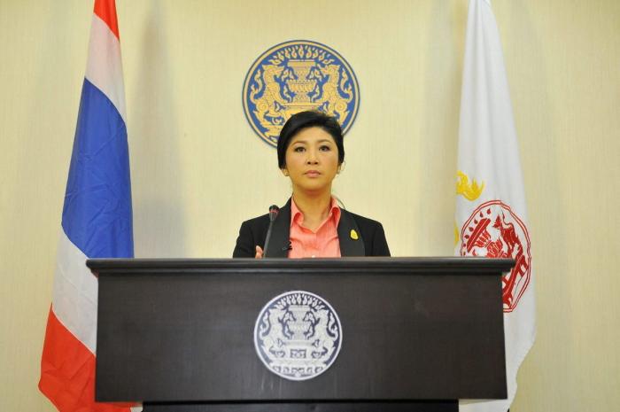 El primer ministro tailandés rocía gel hidroalcohólico a los periodistas