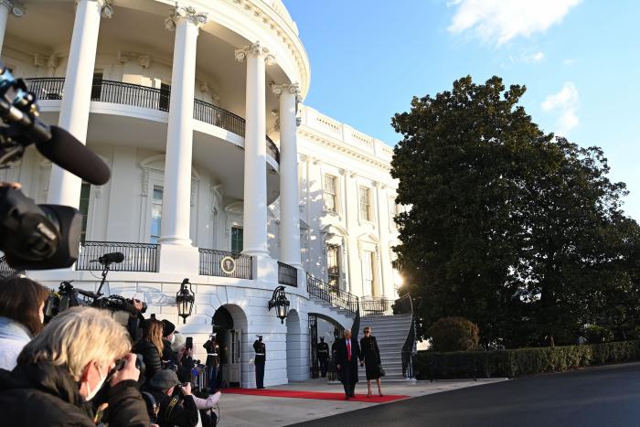 Lo que han hecho Obama y Kamala Harris al verse provoca alboroto del bueno en Twitter