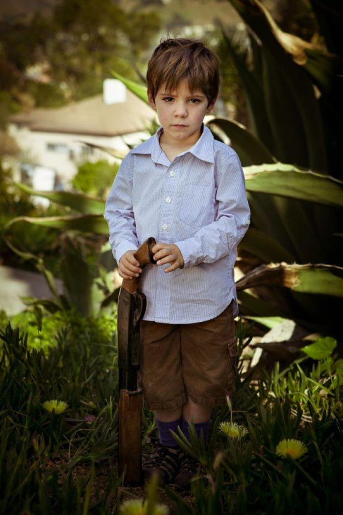 Fotografías de niños de EEUU con armas para denunciar la masacre de Newtown un año después