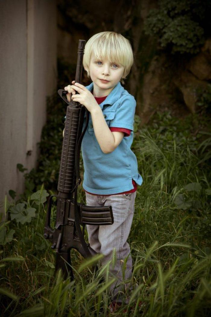 Fotografías de niños de EEUU con armas para denunciar la masacre de Newtown un año después