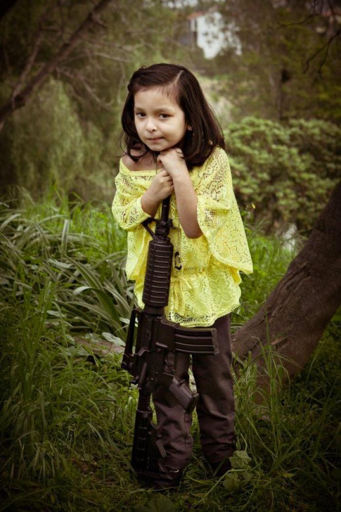 Fotografías de niños de EEUU con armas para denunciar la masacre de Newtown un año después