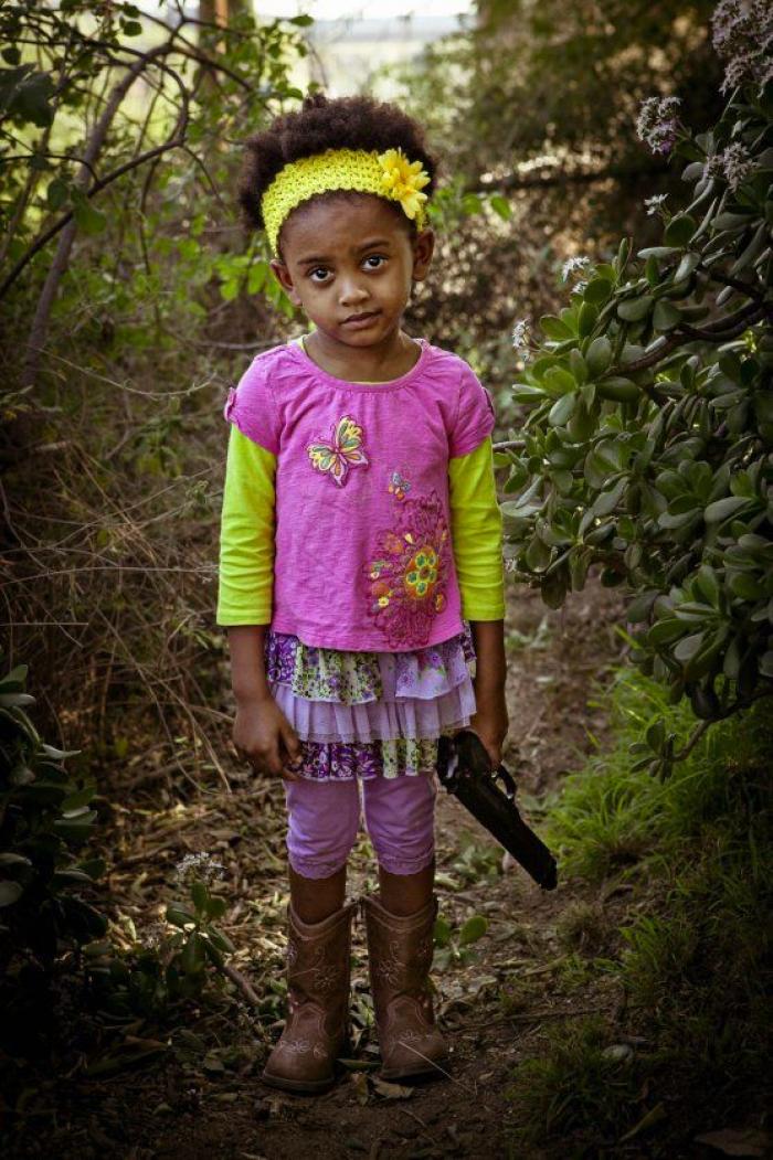 Fotografías de niños de EEUU con armas para denunciar la masacre de Newtown un año después