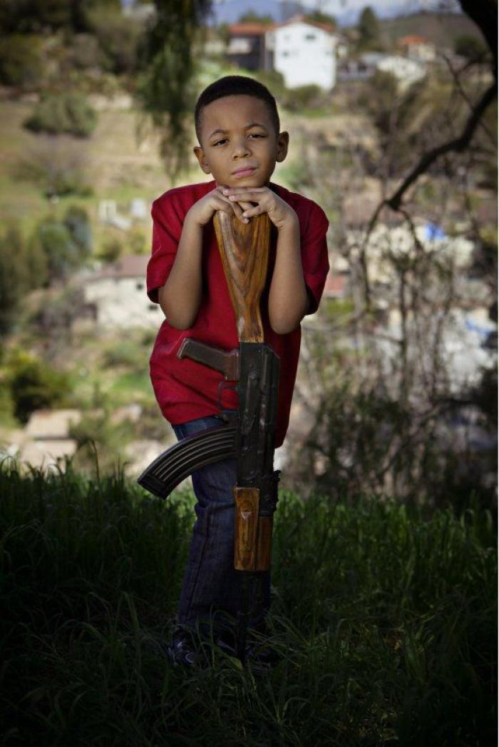 Fotografías de niños de EEUU con armas para denunciar la masacre de Newtown un año después