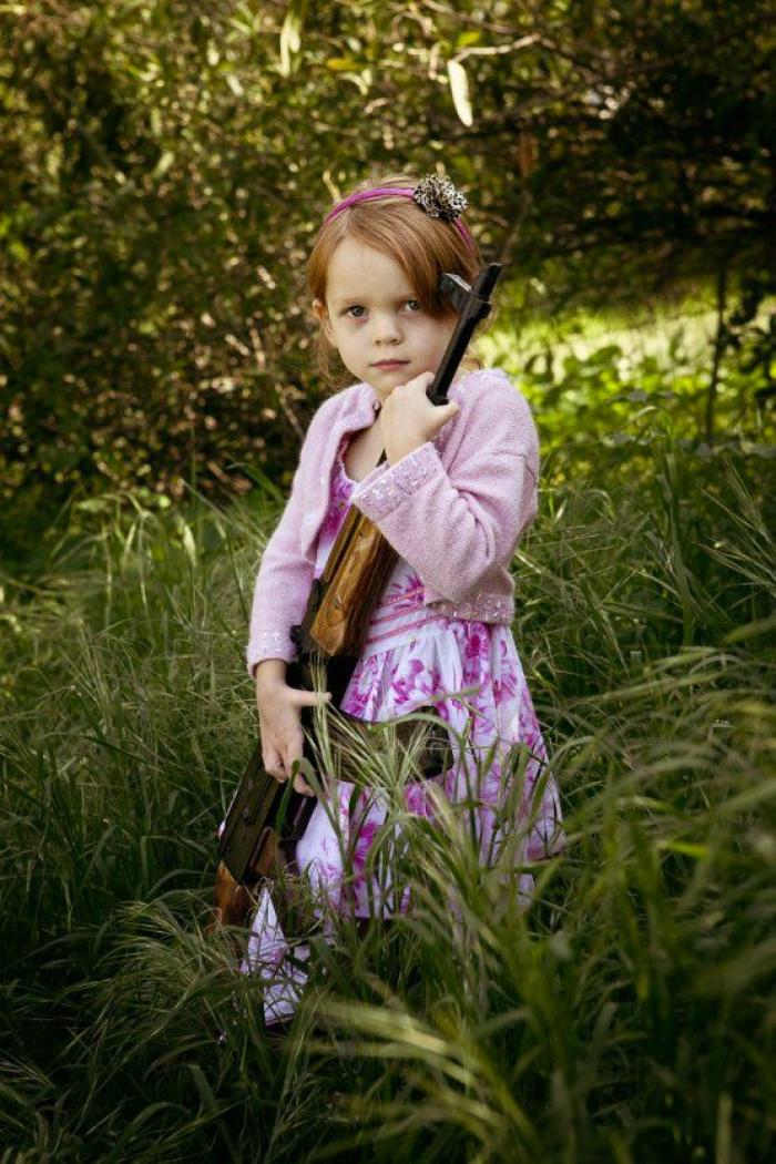 Fotografías de niños de EEUU con armas para denunciar la masacre de Newtown un año después