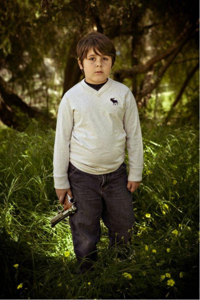 Fotografías de niños de EEUU con armas para denunciar la masacre de Newtown un año después