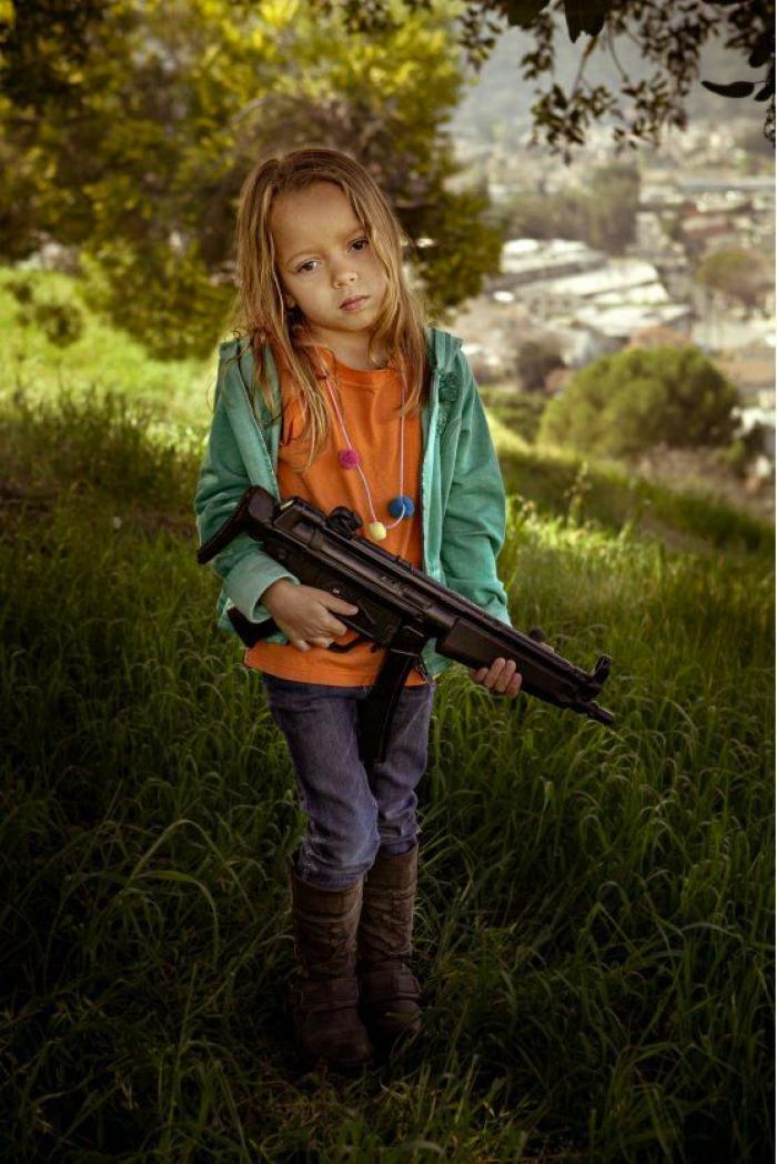 Fotografías de niños de EEUU con armas para denunciar la masacre de Newtown un año después