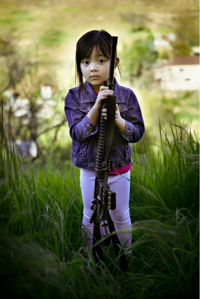 Fotografías de niños de EEUU con armas para denunciar la masacre de Newtown un año después