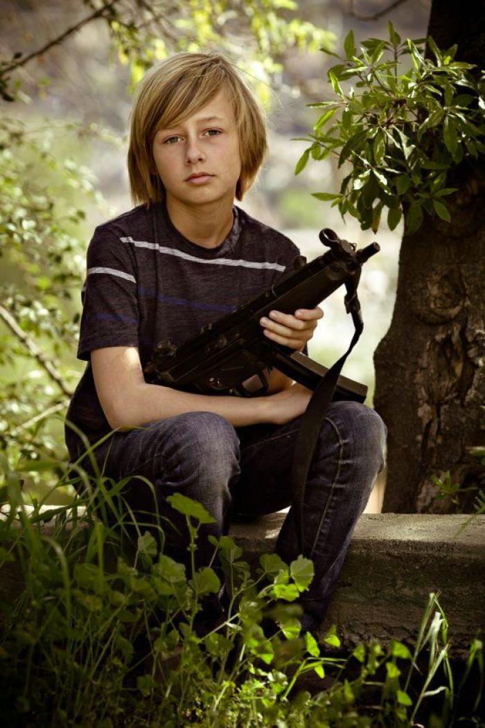 Fotografías de niños de EEUU con armas para denunciar la masacre de Newtown un año después