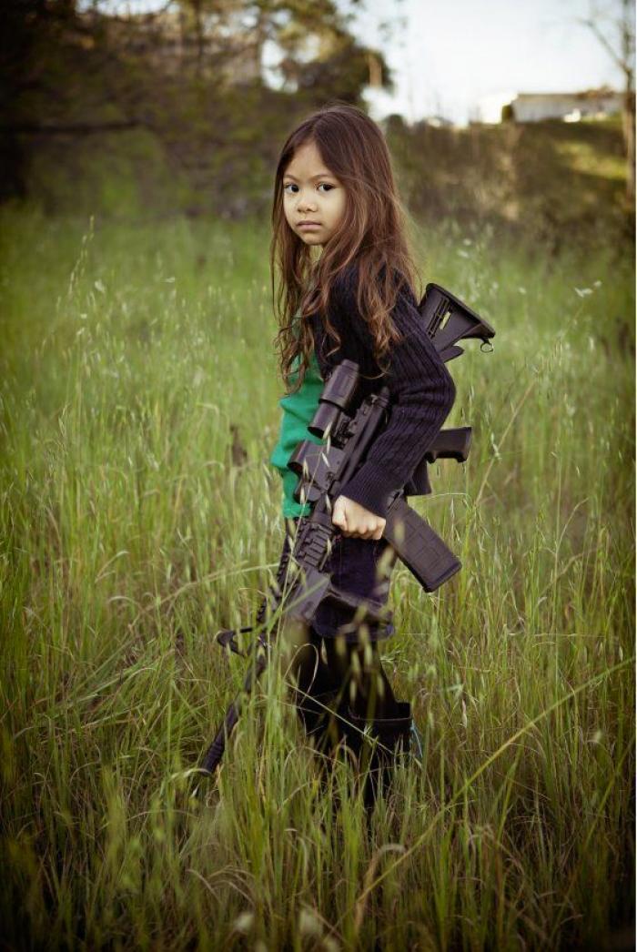 Fotografías de niños de EEUU con armas para denunciar la masacre de Newtown un año después
