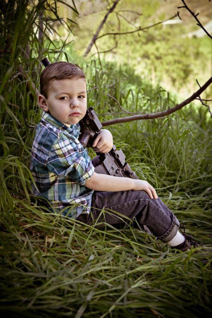 Fotografías de niños de EEUU con armas para denunciar la masacre de Newtown un año después