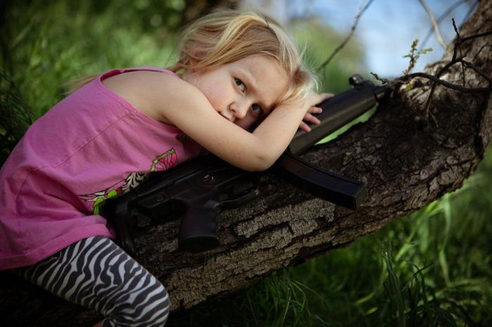 Fotografías de niños de EEUU con armas para denunciar la masacre de Newtown un año después