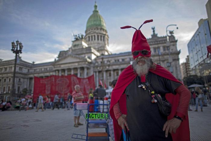 Billetes enfurecidos: protestar desde la cartera (FOTOS)