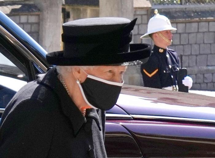 La soledad de Isabel II y el acercamiento entre Guillermo y Harry: así ha sido el funeral de Felipe de Edimburgo