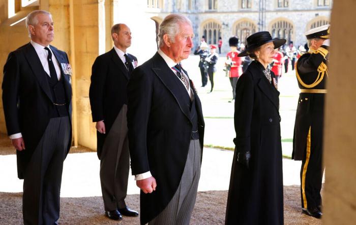 La soledad de Isabel II y el acercamiento entre Guillermo y Harry: así ha sido el funeral de Felipe de Edimburgo