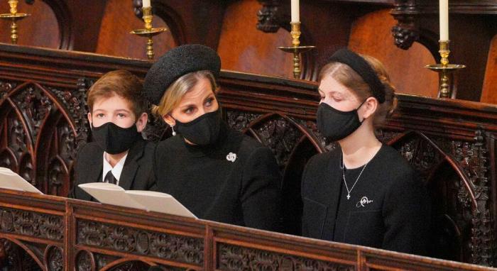 La soledad de Isabel II y el acercamiento entre Guillermo y Harry: así ha sido el funeral de Felipe de Edimburgo