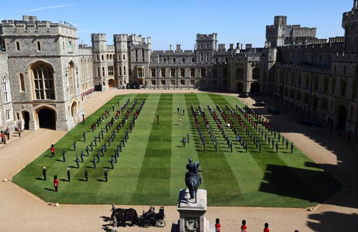 La soledad de Isabel II y el acercamiento entre Guillermo y Harry: así ha sido el funeral de Felipe de Edimburgo