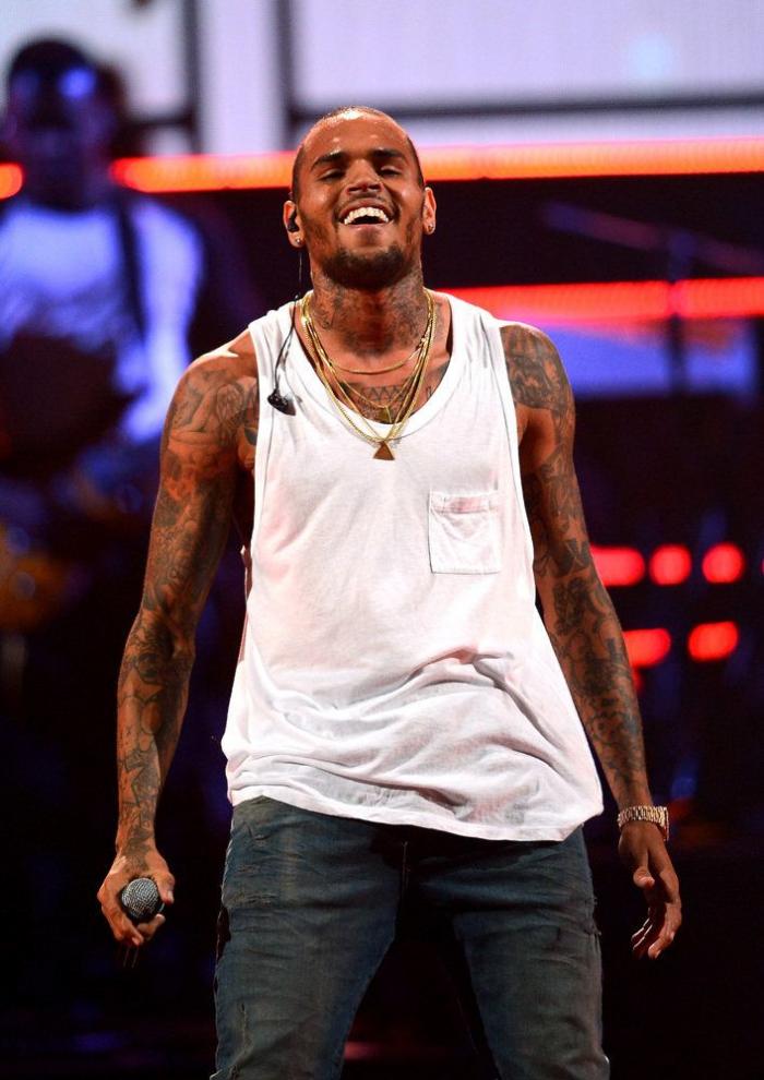 Vende su virginidad por un millón para comprar una casa a sus padres