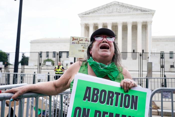 El Gobierno francés apoya dar rango constitucional al derecho al aborto