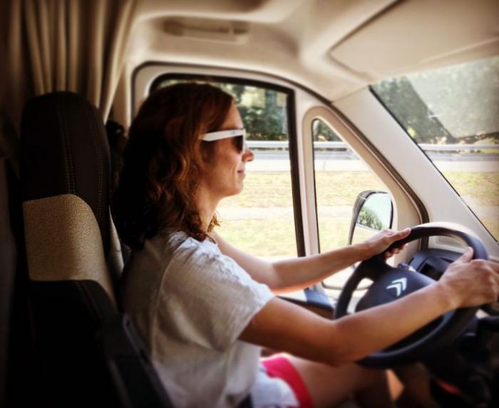 Ayuso ganaría las elecciones pero la izquierda puede sumar mayoría, según el CIS