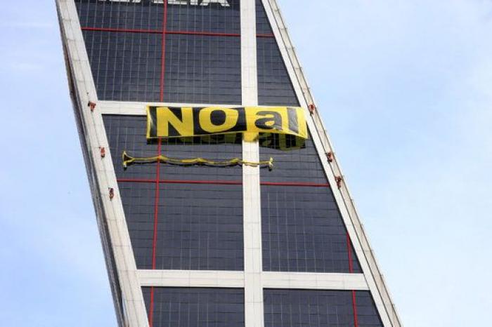 Varios activistas de Greenpeace, detenidos por ponerle una mascarilla a la Cibeles