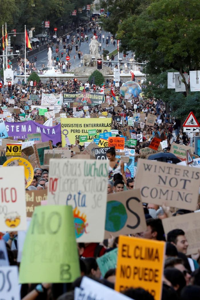 Colau y su gabinete no volarán a menos de 1.000 kilómetros si hay una alternativa en tren inferior a siete horas