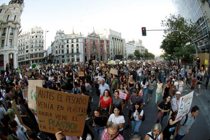 Colau y su gabinete no volarán a menos de 1.000 kilómetros si hay una alternativa en tren inferior a siete horas