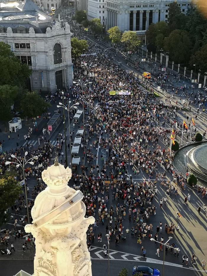 Colau y su gabinete no volarán a menos de 1.000 kilómetros si hay una alternativa en tren inferior a siete horas