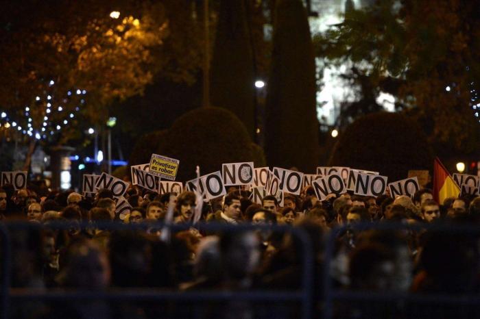 Rodea el Congreso: miles de personas rodean el Congreso en Madrid contra la "Ley Mordaza"