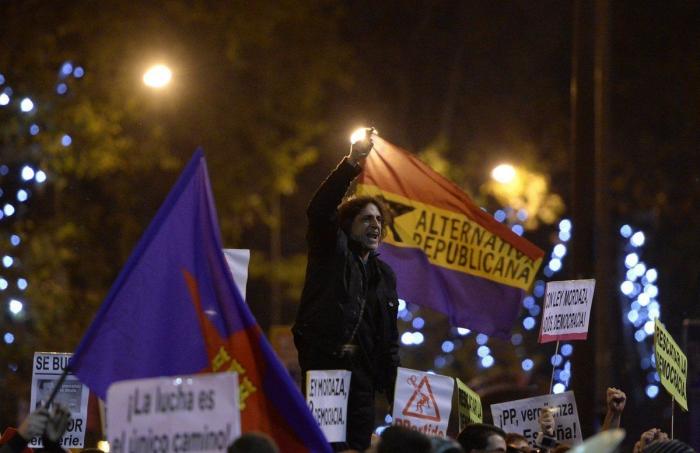 Rodea el Congreso: miles de personas rodean el Congreso en Madrid contra la "Ley Mordaza"