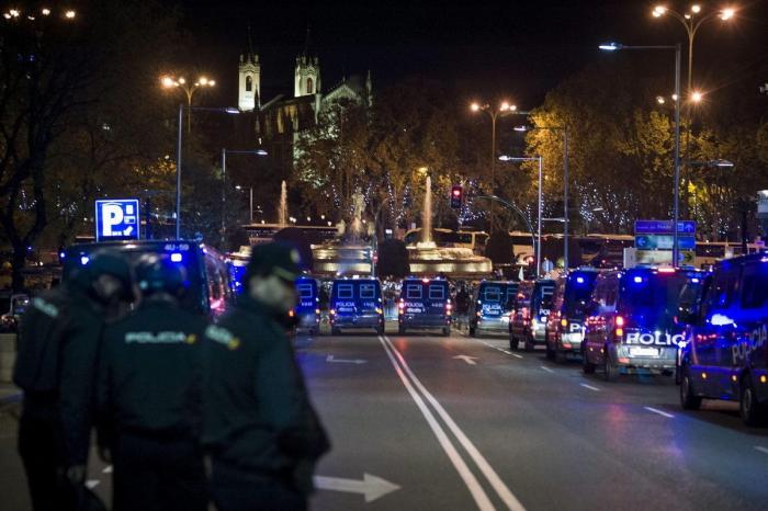 Rodea el Congreso: miles de personas rodean el Congreso en Madrid contra la "Ley Mordaza"
