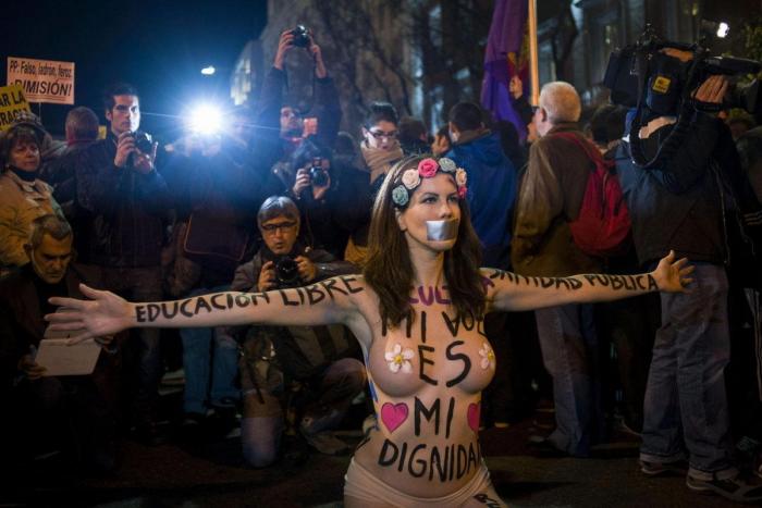 Rodea el Congreso: miles de personas rodean el Congreso en Madrid contra la "Ley Mordaza"