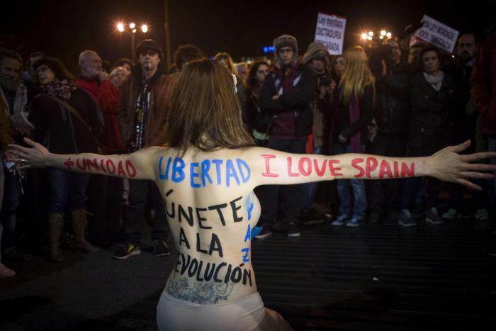 Rodea el Congreso: miles de personas rodean el Congreso en Madrid contra la "Ley Mordaza"