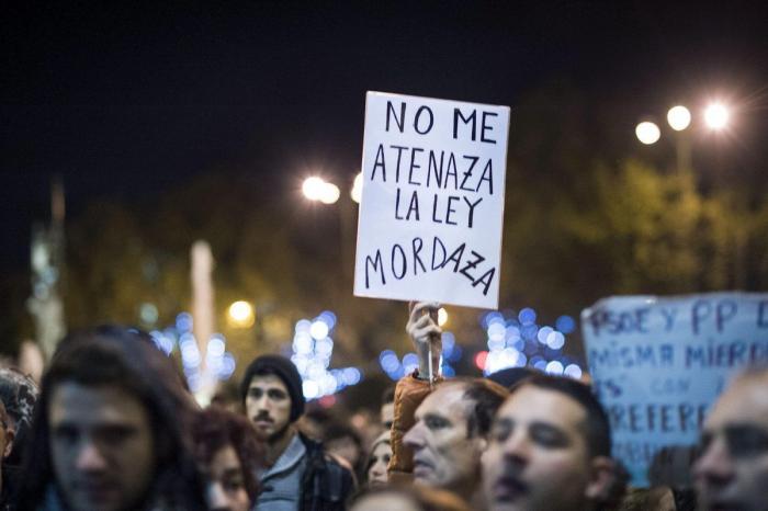 Rodea el Congreso: miles de personas rodean el Congreso en Madrid contra la "Ley Mordaza"