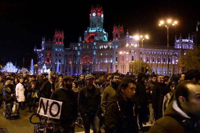 Rodea el Congreso: miles de personas rodean el Congreso en Madrid contra la "Ley Mordaza"