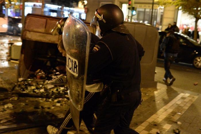 Rodea el Congreso: miles de personas rodean el Congreso en Madrid contra la "Ley Mordaza"