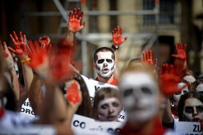 San Fermín 2014: Más de cien activistas escenifican un "encierro fúnebre" en Pamplona
