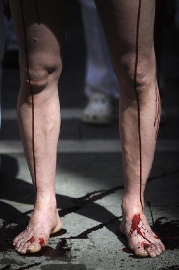 San Fermín 2014: Más de cien activistas escenifican un "encierro fúnebre" en Pamplona