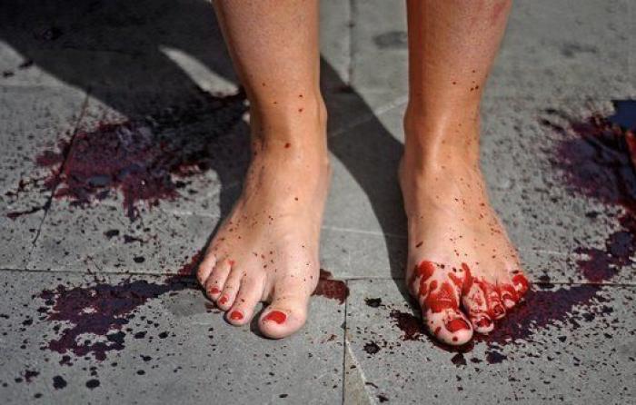 San Fermín 2014: Más de cien activistas escenifican un "encierro fúnebre" en Pamplona