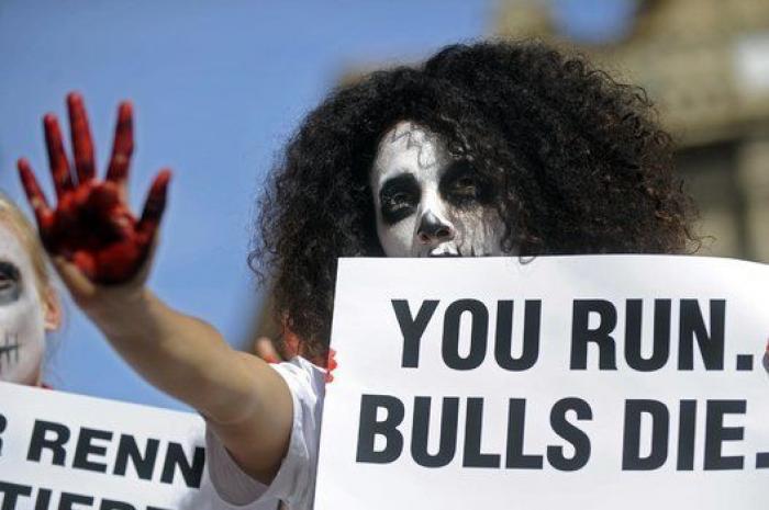 San Fermín 2014: Más de cien activistas escenifican un "encierro fúnebre" en Pamplona