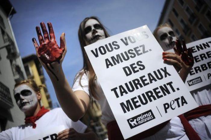 San Fermín 2014: Más de cien activistas escenifican un "encierro fúnebre" en Pamplona