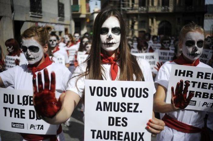San Fermín 2014: Más de cien activistas escenifican un "encierro fúnebre" en Pamplona
