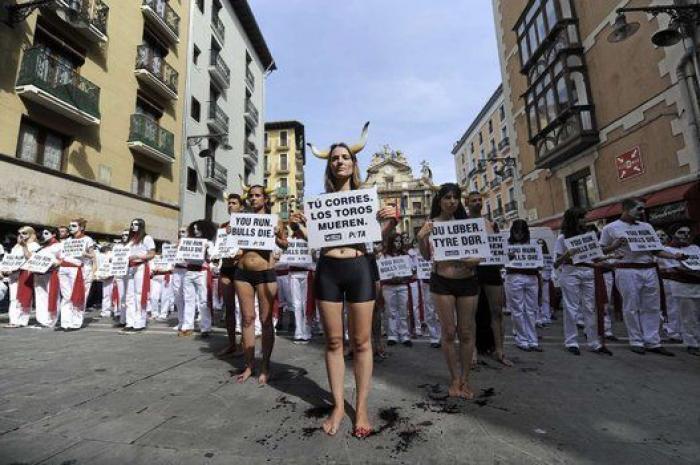 San Fermín 2014: Más de cien activistas escenifican un "encierro fúnebre" en Pamplona