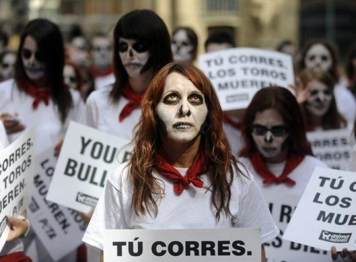San Fermín 2014: Más de cien activistas escenifican un "encierro fúnebre" en Pamplona