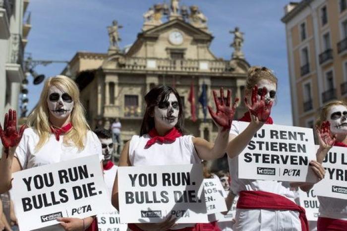 San Fermín 2014: Más de cien activistas escenifican un "encierro fúnebre" en Pamplona