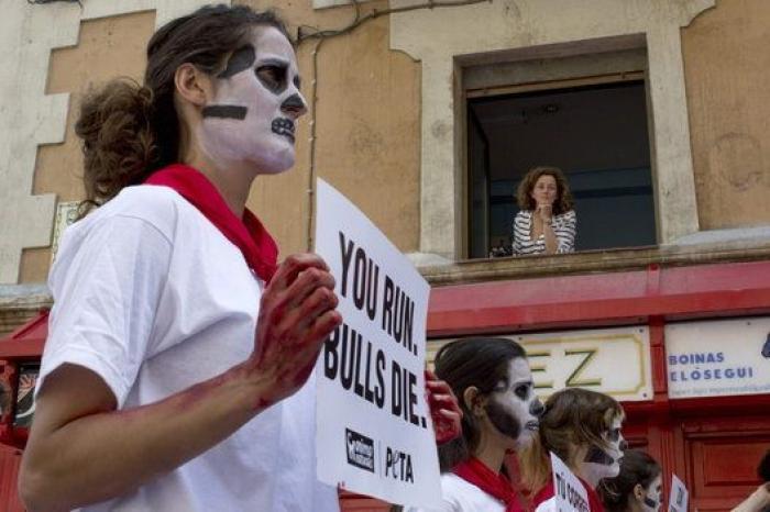 San Fermín 2014: Más de cien activistas escenifican un "encierro fúnebre" en Pamplona