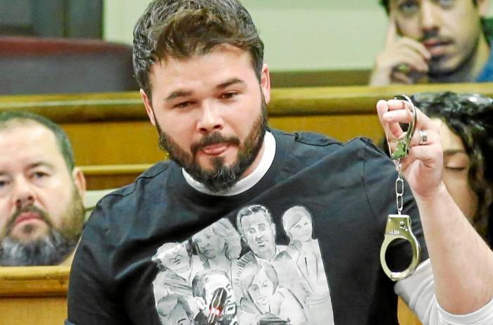 Rufián sorprende al dar la razón a una diputada de Vox, que acaba haciendo gestos en su escaño