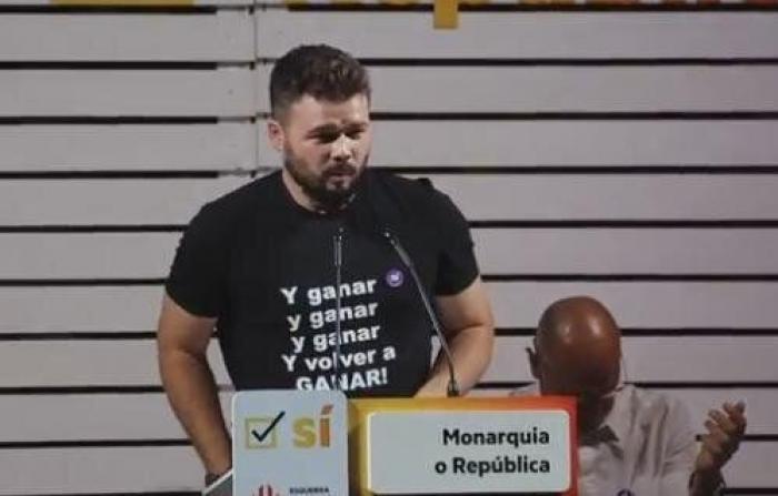Rufián sorprende al dar la razón a una diputada de Vox, que acaba haciendo gestos en su escaño