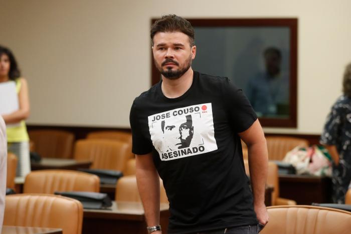 Rufián sorprende al dar la razón a una diputada de Vox, que acaba haciendo gestos en su escaño
