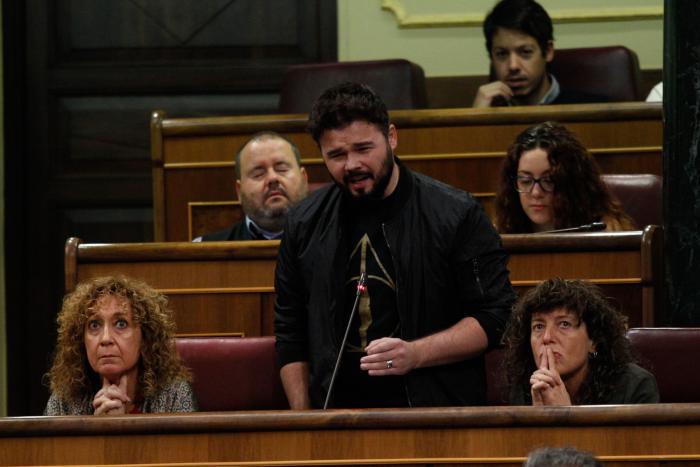 Rufián sorprende al dar la razón a una diputada de Vox, que acaba haciendo gestos en su escaño